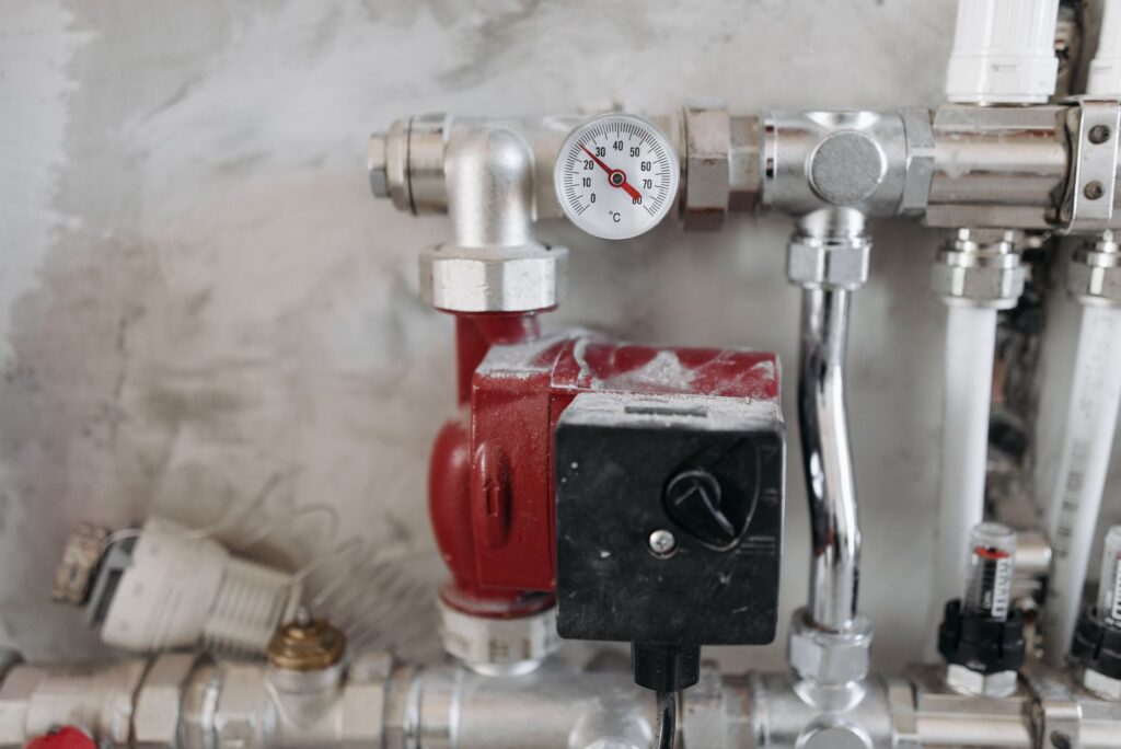 Heating manifold and circulator pump