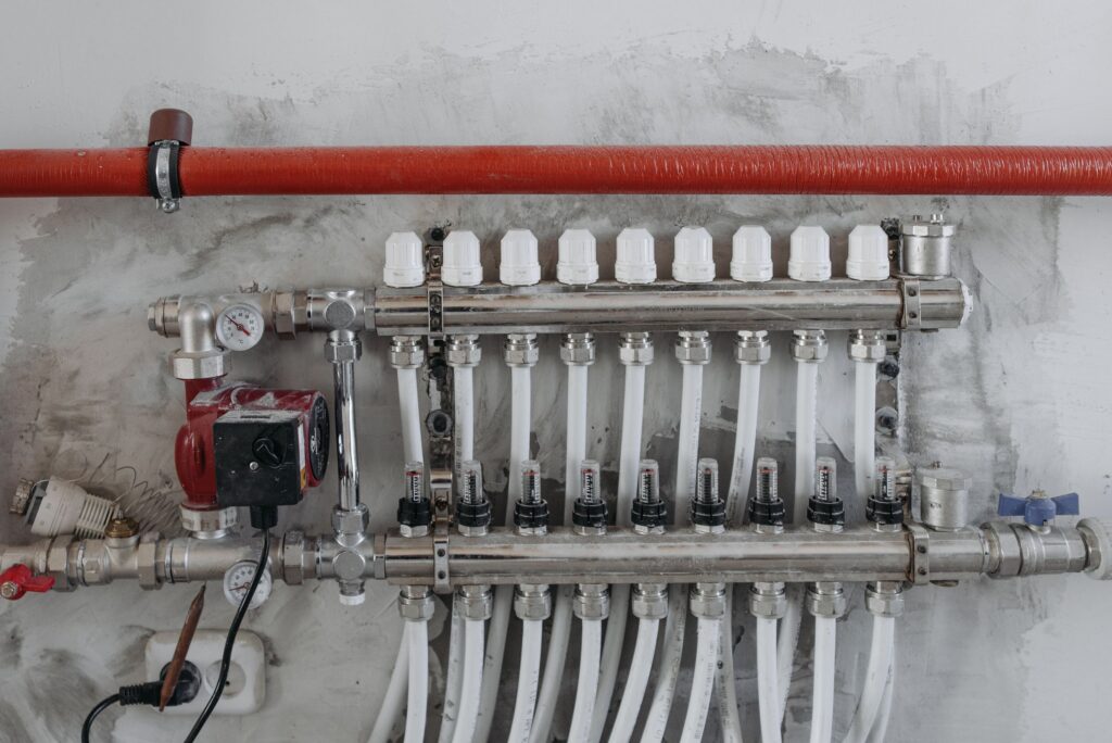 Hydronic heating manifold with gauges